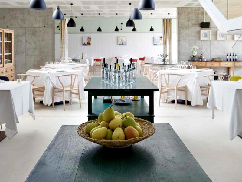 Lichtdurchfluteter Essenssaal des Hotels, Spanien