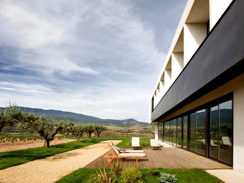 Außenansicht des Hotels in Rioja, Spanien