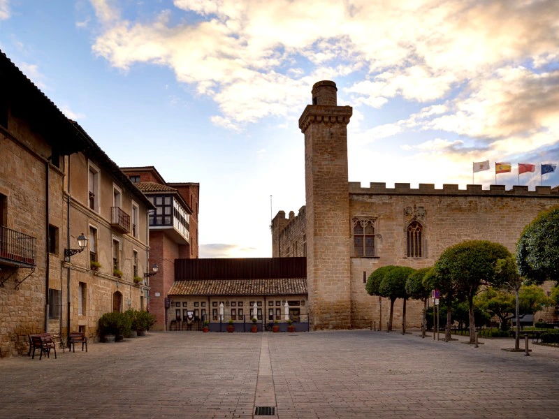 Außenansicht von einem Hotel in Olite in Spanien
