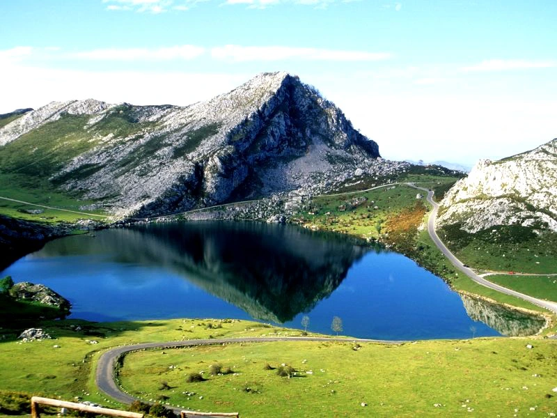 Berglandschaft und See in Spanien