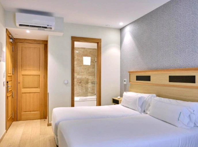 Schlafzimmer in einem gemütlichen Hotel in Santiagio de compostela, Spanien