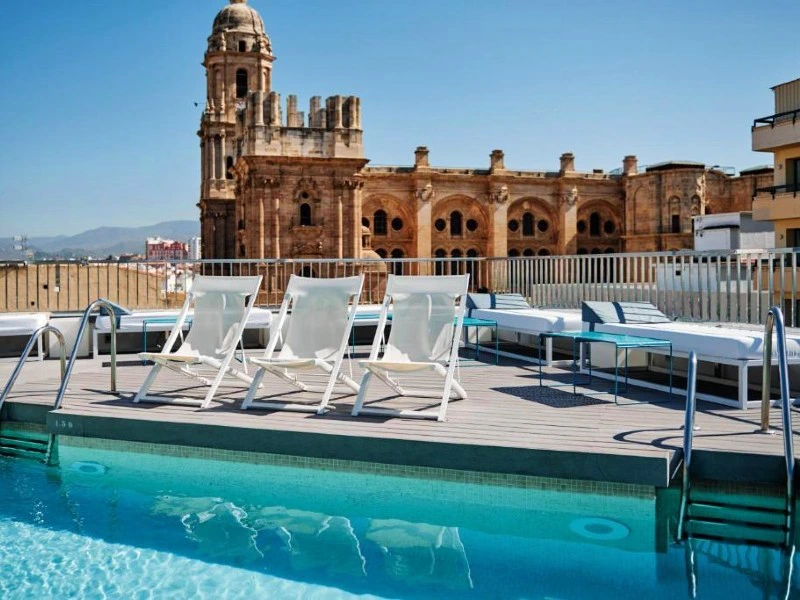 Pool im Stadthotel in Malaga, Spanien