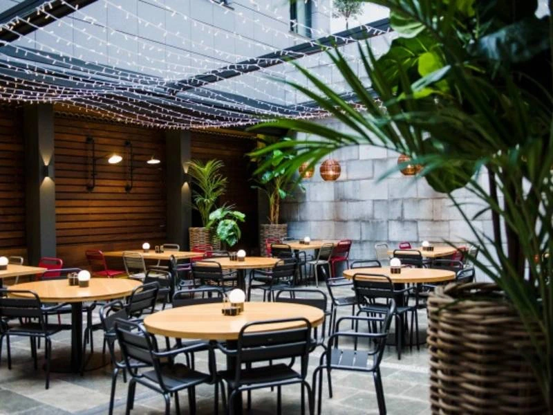 Terrasse im Stadthotel in Malaga, Spanien