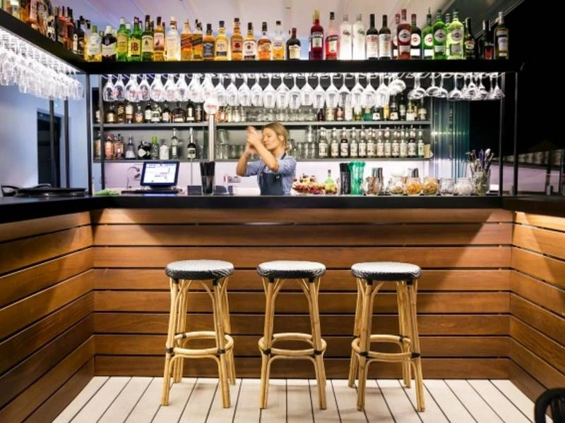 Bar im Stadthotel in Malaga, Spanien