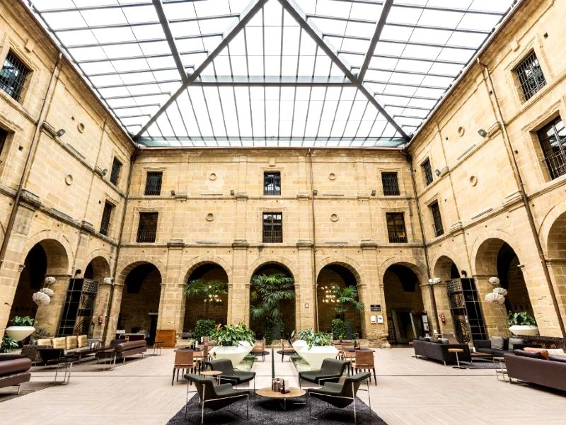 Hotellobby mit Glaskuppel Spanien