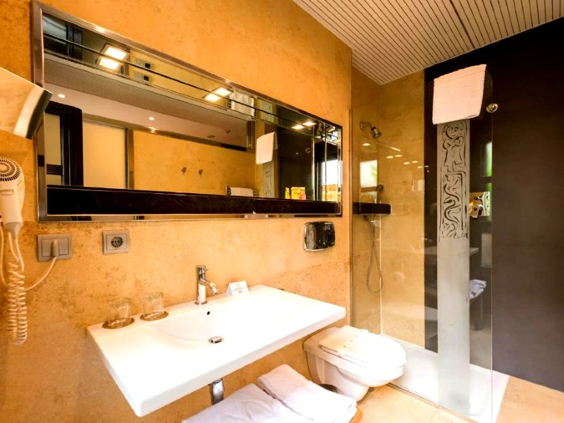 Badezimmer Ihres Hotels in Oviedo