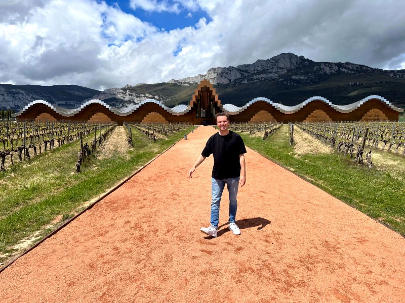 Reisender in den Weinfeldern Riojas, Spanien