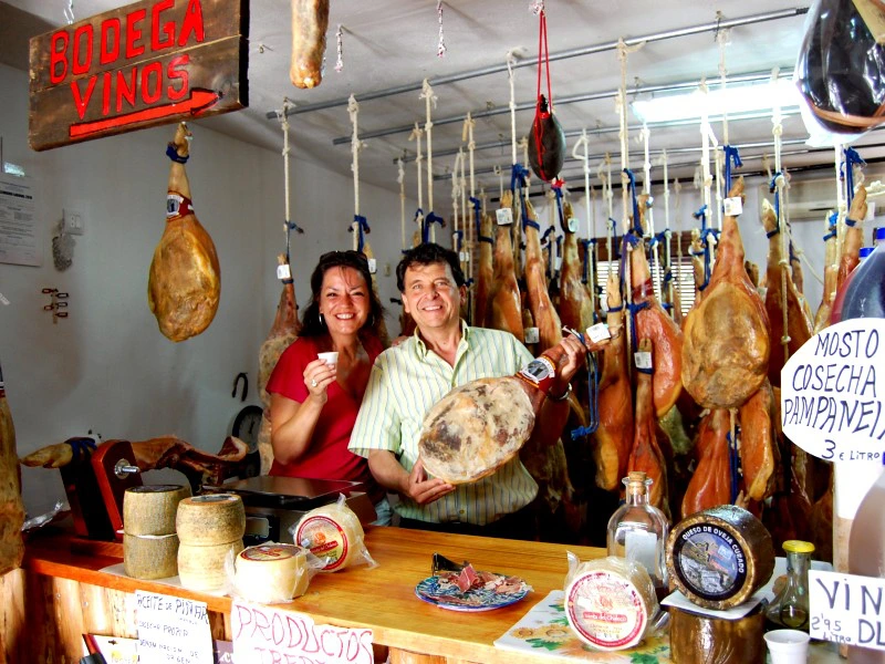 Reisende mit Verkäufer in einer Bodega in Sevilla