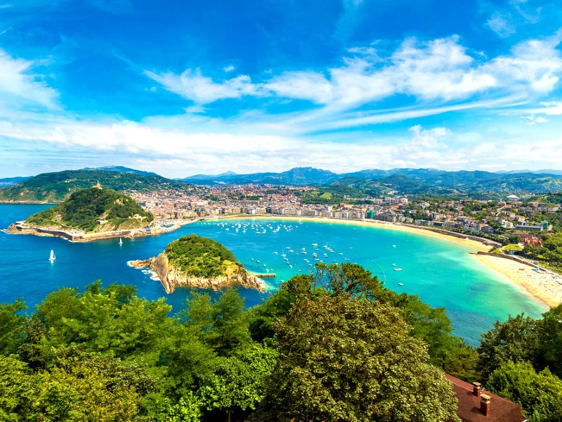 Luftaufnahme vom Strand in San Sebastian in Spanien