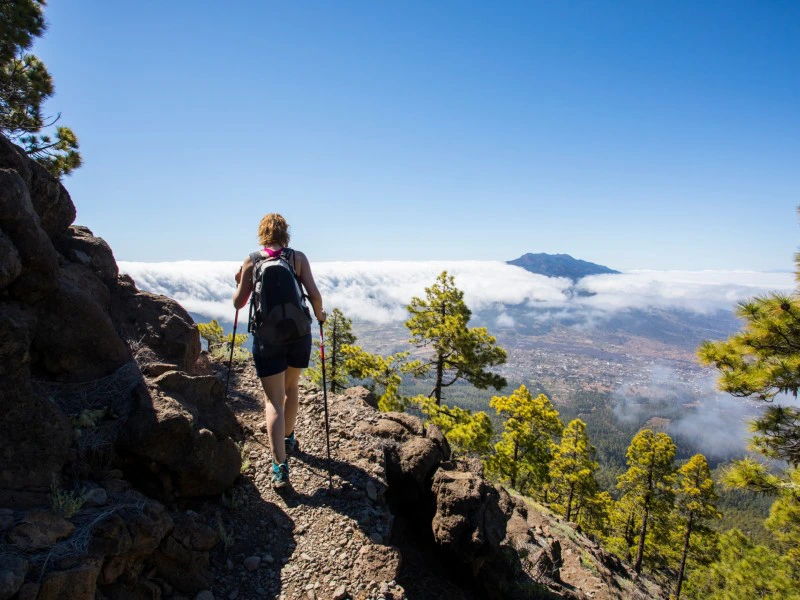 Reisende wandert auf La Palma durch die Berge in Spanien
