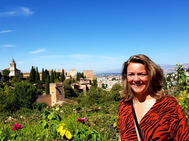 Frau vor der Alhambra in Granada, Spanien
