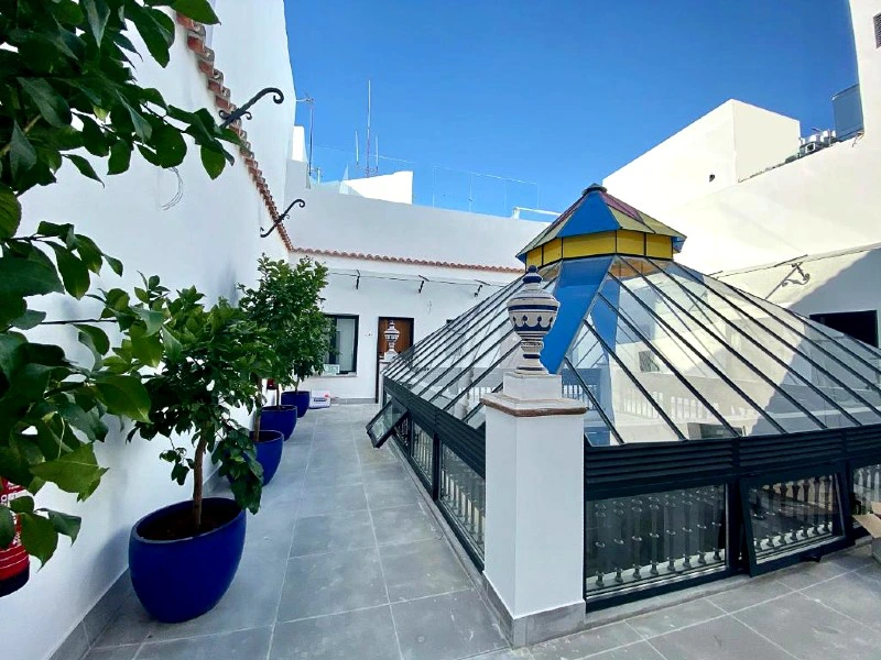 Terrasse des Hotels in Sevilla, Spanien