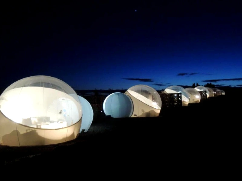 Außenansicht der Kuppelzelte bei Nacht, Spanien.