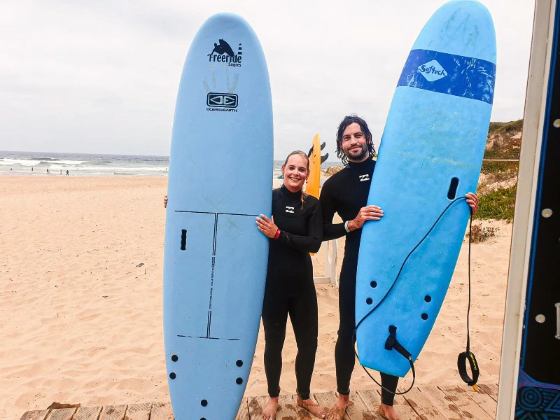 Surfer mit Boards am Strand in Spanien
