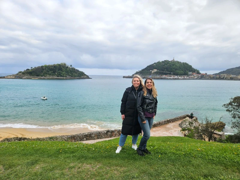 Reisende am Strand in San Sebastian