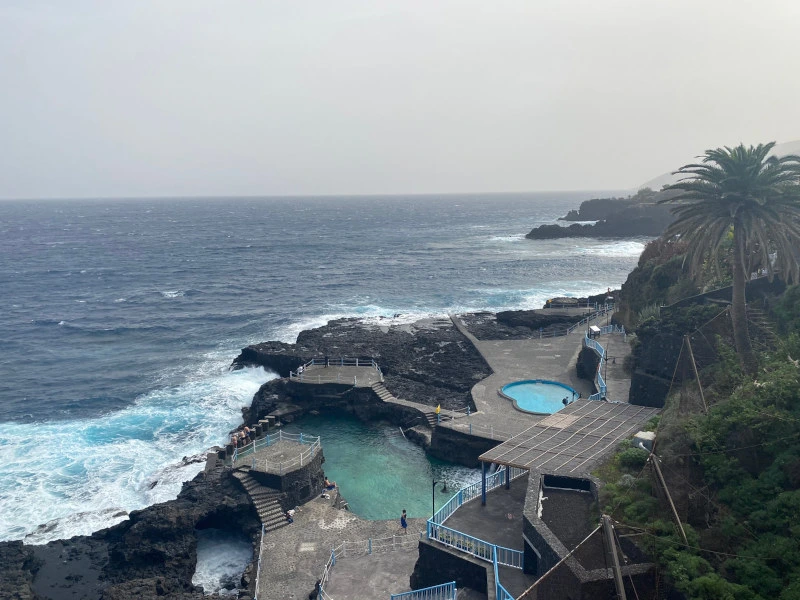 Meerwasserpool an der Küste von La Palma, Spanien