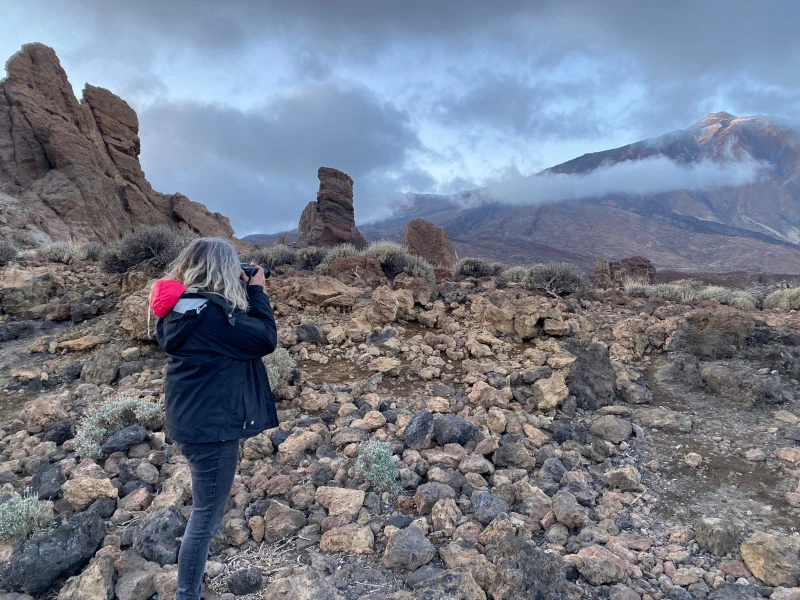 Reisende macht Foto vom El Teide Teneriffa, Spanien