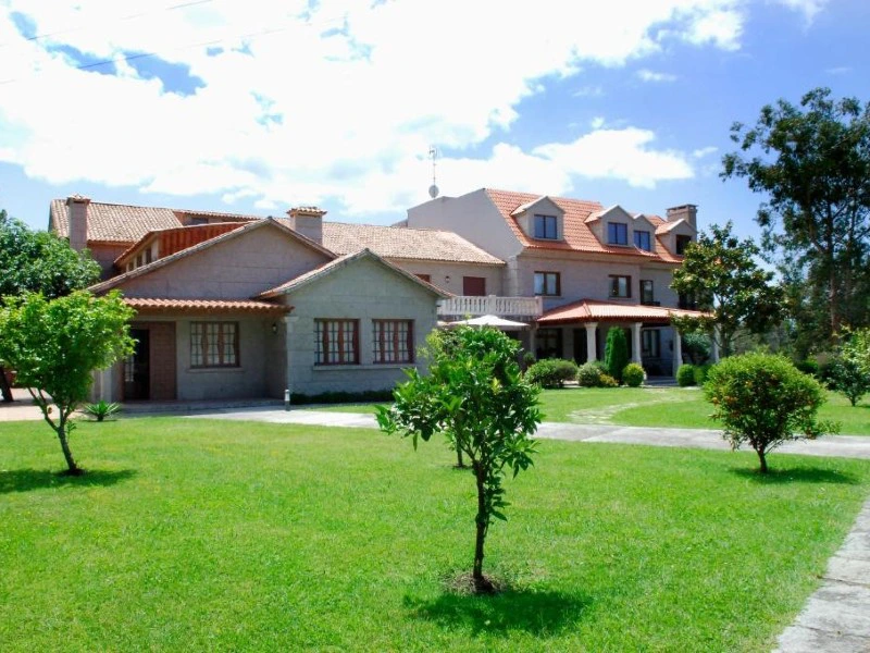 Unterkunft hinter einer langen Wiese in Pontevedra