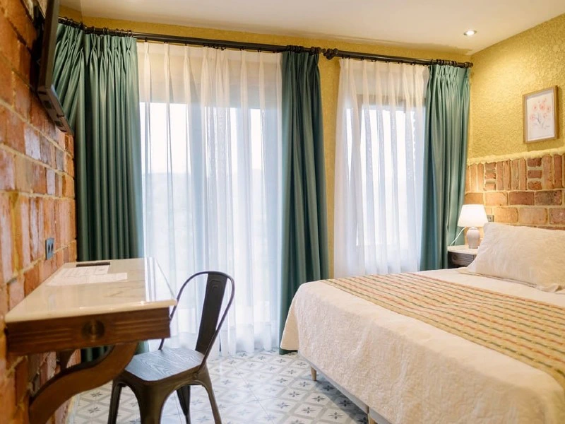 Helles Schlafzimmer mit Doppelbett in Picos de Europa