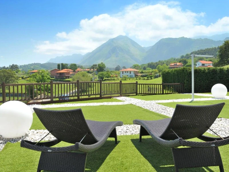 Schwarze Liegen vor einem Poolbereich in Ribadesella