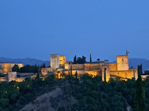 Al Hambra bei Nacht in Granada in Spanien