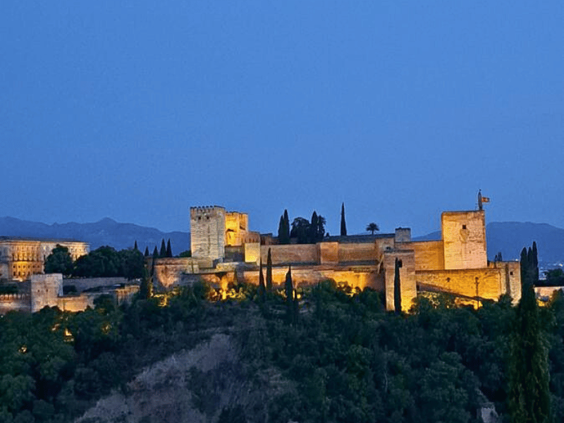 Al Hambra bei Nacht in Granada in Spanien