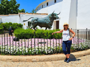 Frau vor Stier in Ronda in Spanien