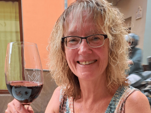 Frau mit Weinglas in Spanien