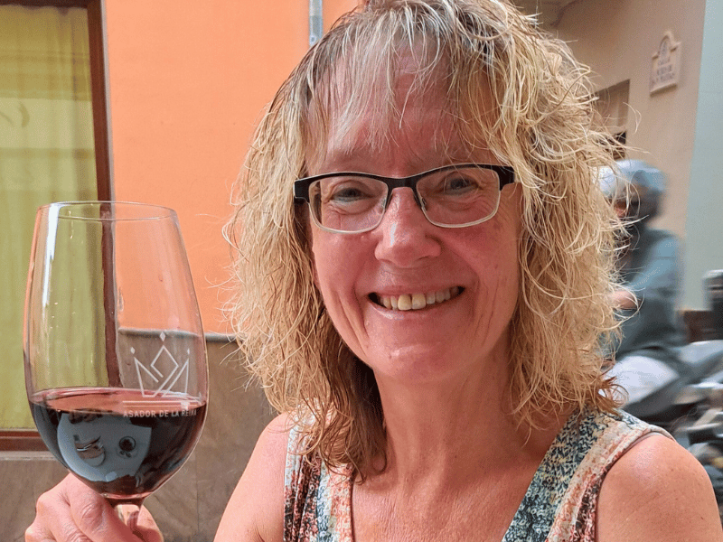 Frau mit Weinglas in Spanien