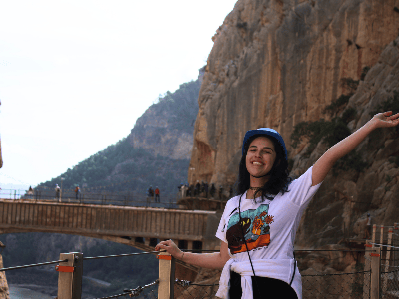 Frau vor Berg auf Wanderweg