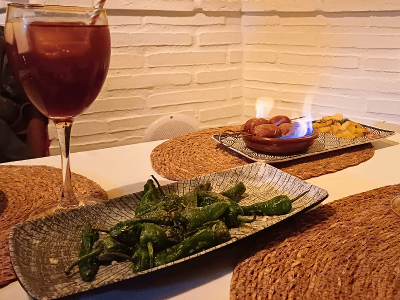 Tapas und Getränk
