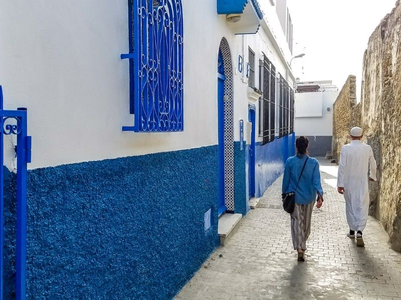 Personen in den Straßen von Tanger, Marokko
