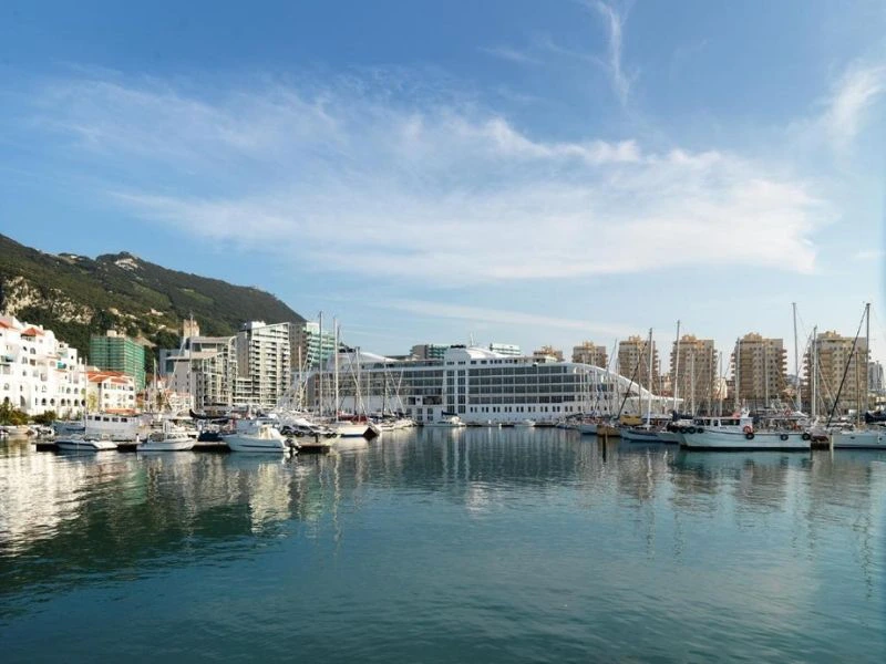 Blick auf das Kreuzfahrtschiff in Gibraltar, britisches Überseegebiet