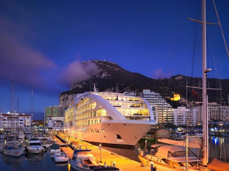 Blick auf das Kreuzfahrtschiff in Gibraltar, britisches Überseegebiet