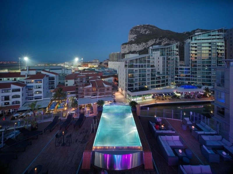 Pool des Kreuzfahrtschiffes in Gibraltar, britisches Überseegebiet