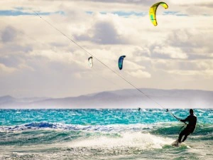 Windsurfer an der Küste von Tarifa, Spanien