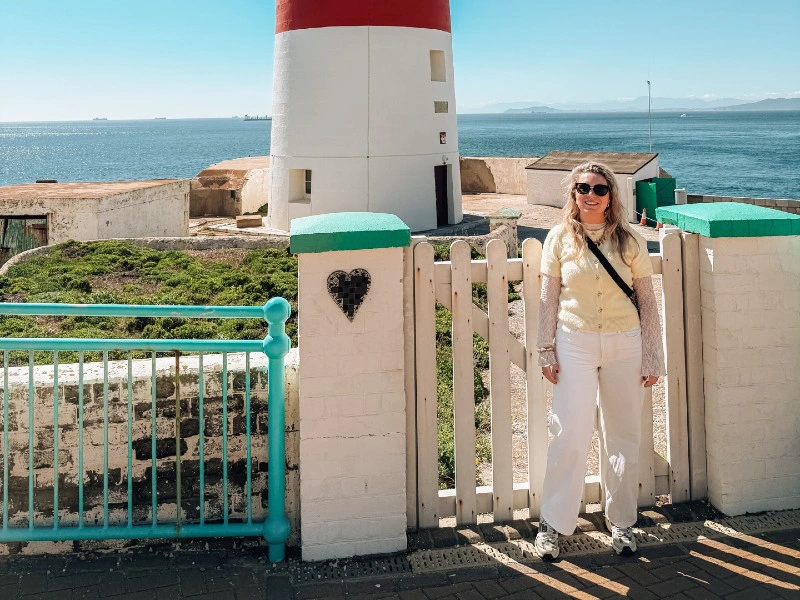 Frau vor Leuchtturm in Gibraltar