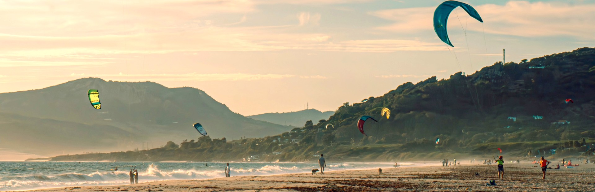 Blick auf die Küste und Windsurfer in Tarifa, Spanien