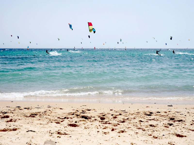 Blick auf die Küste von Tarifa mit Kitesurfern, Spanien