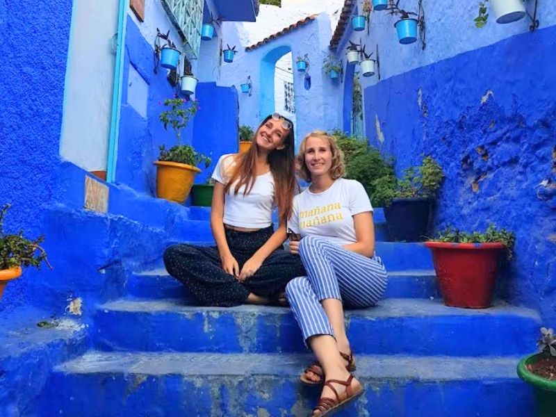 Zwei Frauen in den Gassen von Chefchaouen, Marokko