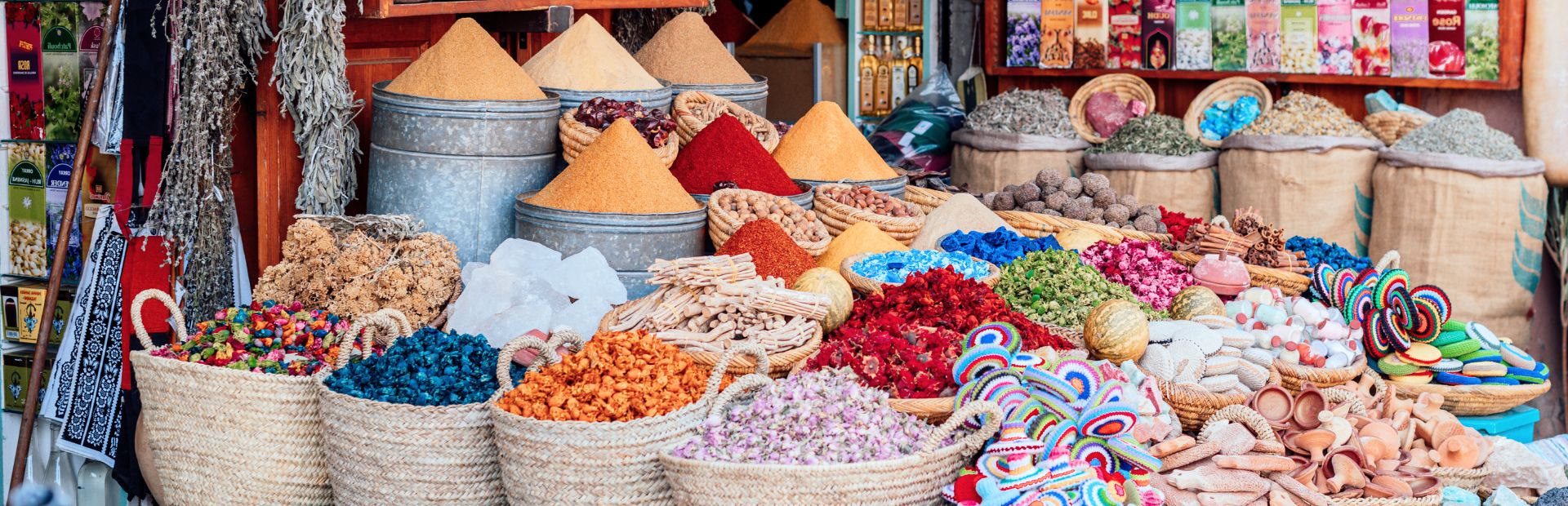 Gewürze auf einem Markt in Marrakesch, Marokko - Marokko und Spanien Rundreise