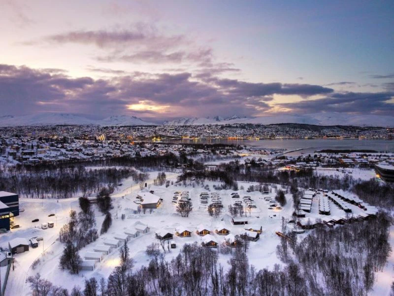 Blick auf Hüttendorf bei Tromso in Norwegen