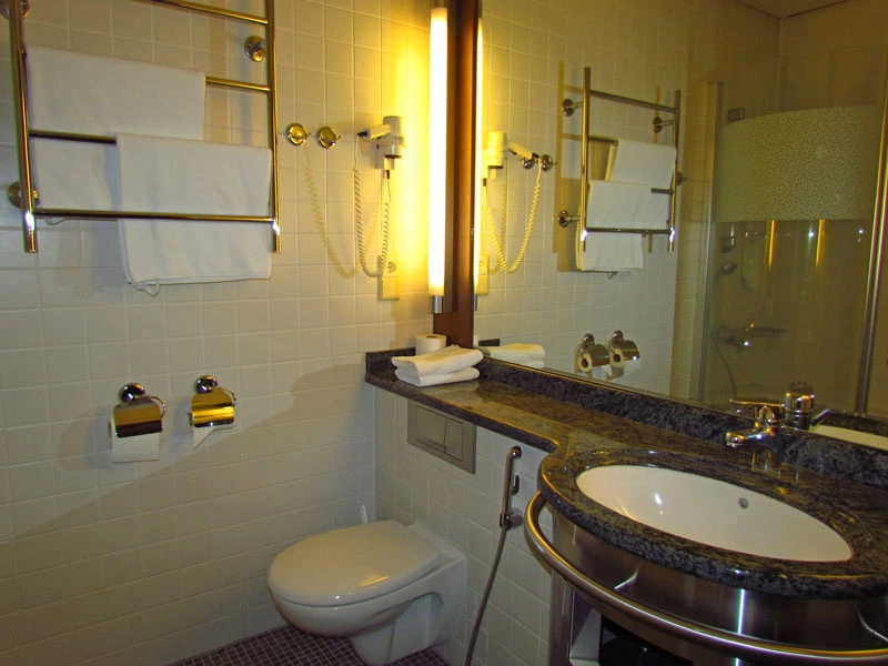 Badezimmer im Familienhotel in Rovaniemi, Lappland