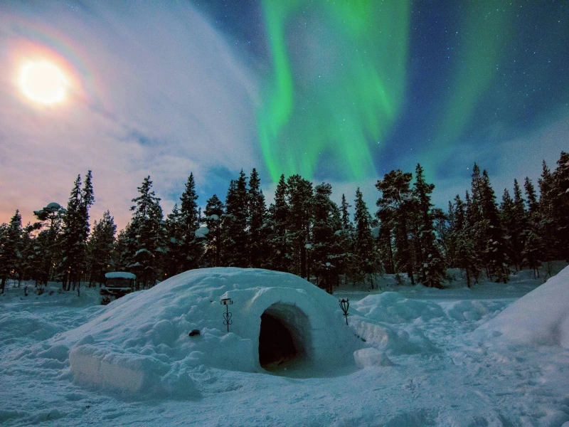 Selbstgebautes Iglu in Schwedisch Lappland