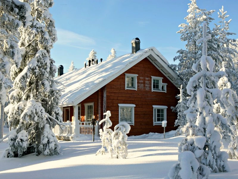 Blockhütte im winterlichen Lappland