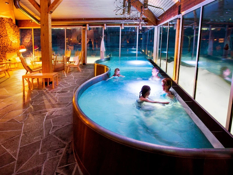Pool der Lodge in Kiruna, Lappland