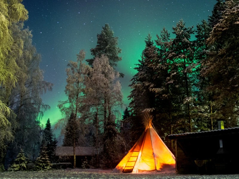 Nordlichter über einem Lavvu in Norwegisch Lappland