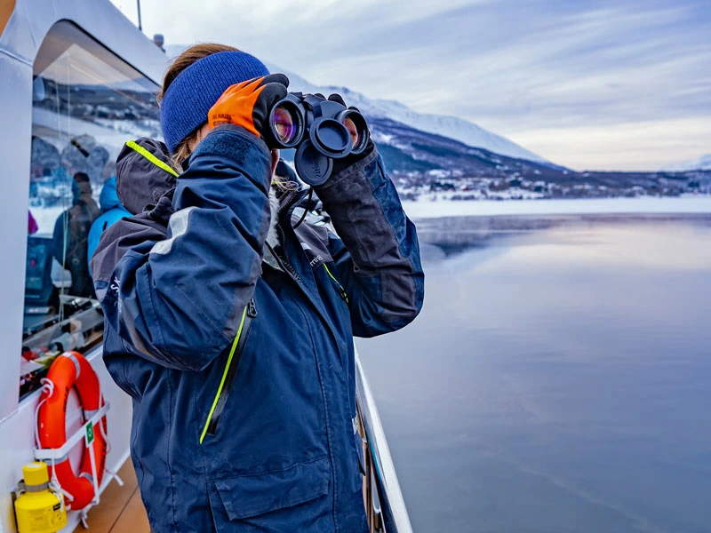 Reisender auf Bootstour bei Tromsö in Norwegisch Lappland