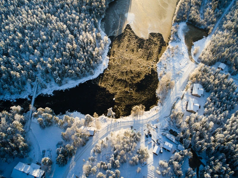 Blick von oben auf Wildnis Resort bei Rovaniemi, Lappland