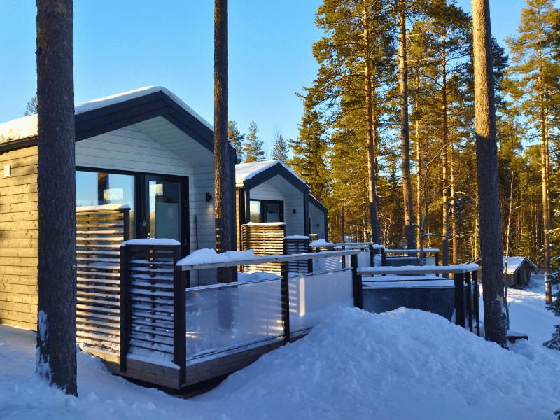 Außenansicht der Panoramahütte in Paljakka, Finnland